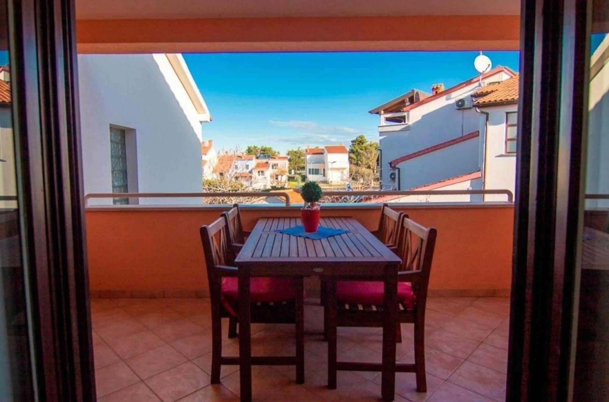 Wunderschoenes In Mit Eigenem Balkon Pula